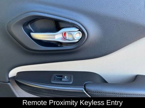 Used 2015 Jeep Cherokee Latitude w/ Comfort/Convenience Group image 21