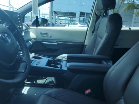 Certified 2023 Toyota Sienna Platinum FWD image 10