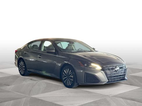 Used 2023 Nissan Altima 2.5 SV FWD image 2