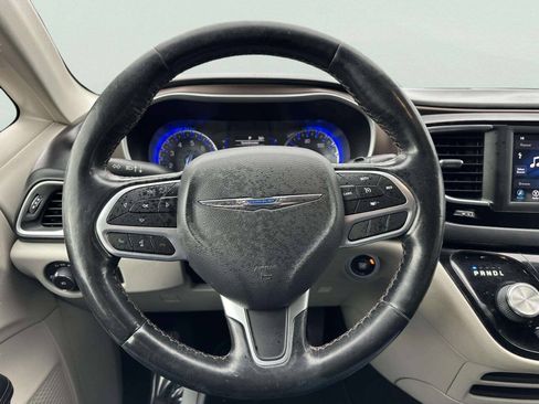 Used 2019 Chrysler Pacifica Touring-L FWD image 24