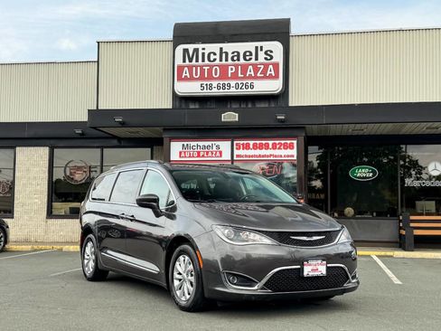 Used 2017 Chrysler Pacifica Touring-L FWD image 2