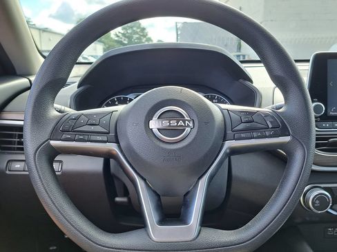 Used 2024 Nissan Altima 2.5 SV FWD image 10