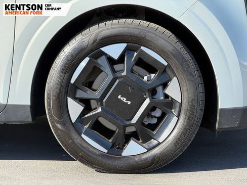 Used 2025 Kia Carnival EX image 16