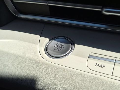 Used 2025 Hyundai Elantra Limited FWD image 23