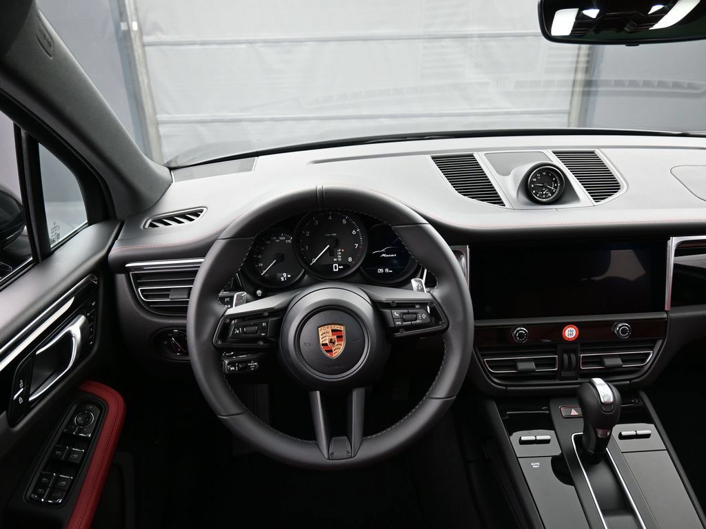 Certified 2026 Porsche Macan AWD/4WD image 18