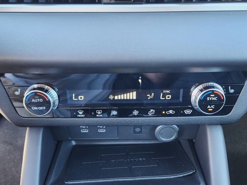 New 2025 Mitsubishi Outlander SE image 15