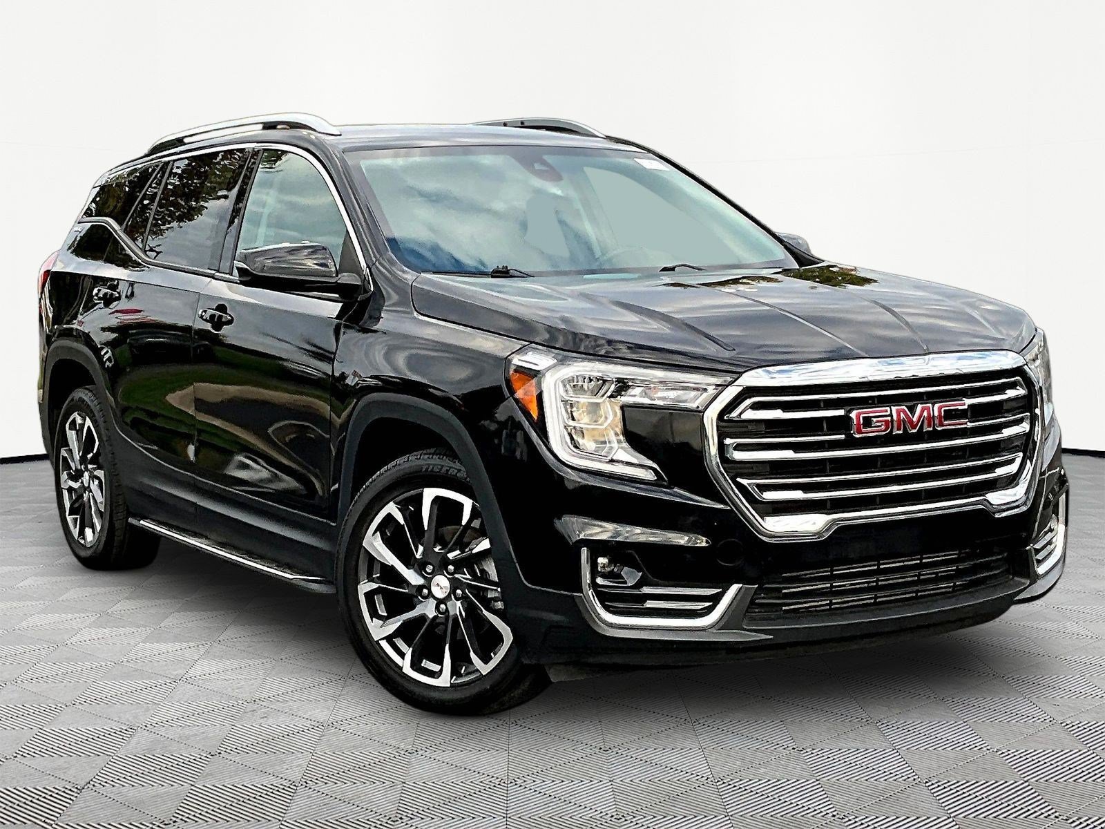 Used 2022 GMC Terrain SLT w/ LPO, 'HIT The Road' Package FWD image 3