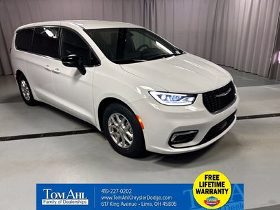 Used 2025 Chrysler Pacifica Select