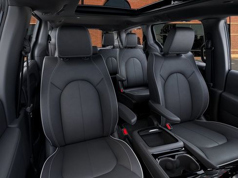 New 2026 Chrysler Pacifica Limited image 16
