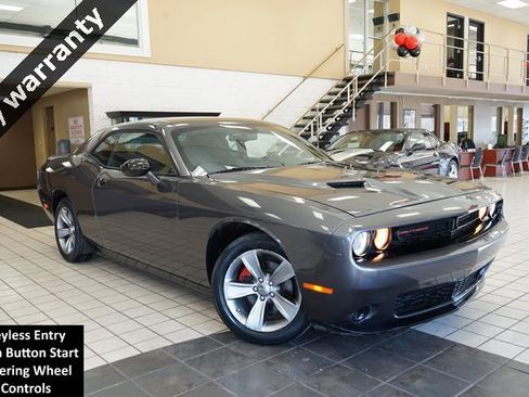 Used 2016 Dodge Challenger SXT image 1