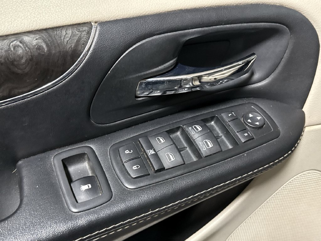 Used 2014 Chrysler Town & Country Touring-L w/ Driver Convenience Group FWD image 21