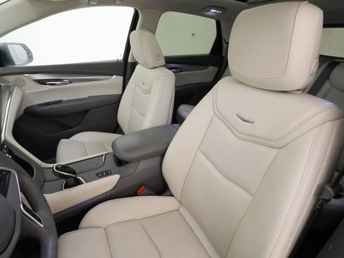 Used 2017 Cadillac XT5 Luxury w/ Driver Awareness Package image 11