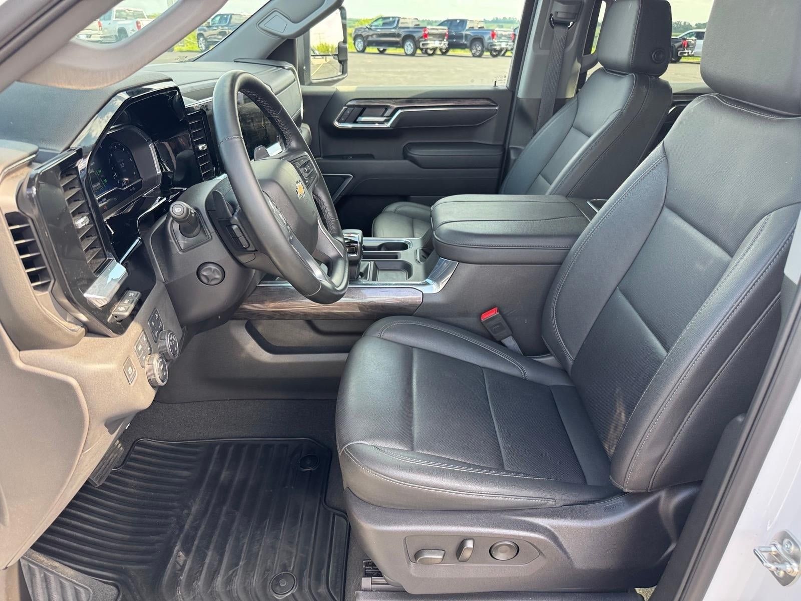Used 2025 Chevrolet Silverado 1500 LTZ w/ Technology Package AWD/4WD image 6