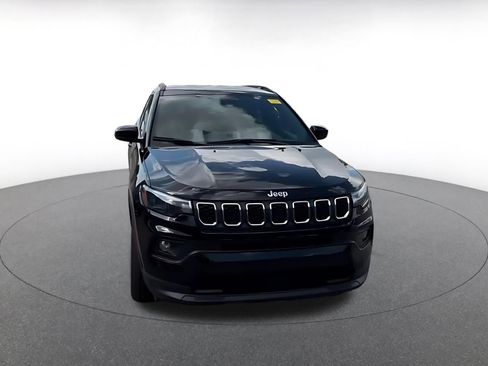 Used 2025 Jeep Compass Latitude AWD/4WD image 3