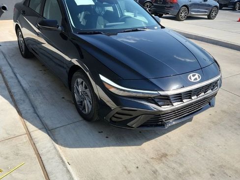 New 2026 Hyundai Elantra Hybrid FWD image 3