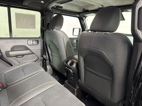 Used 2025 Jeep Wrangler Unlimited Sahara image 17