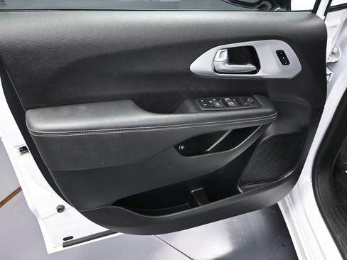 Used 2024 Chrysler Pacifica Select image 10