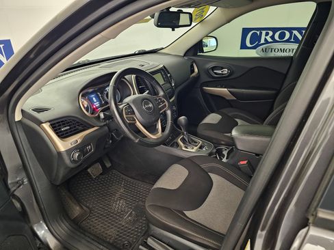 Used 2017 Jeep Cherokee Sport FWD image 3