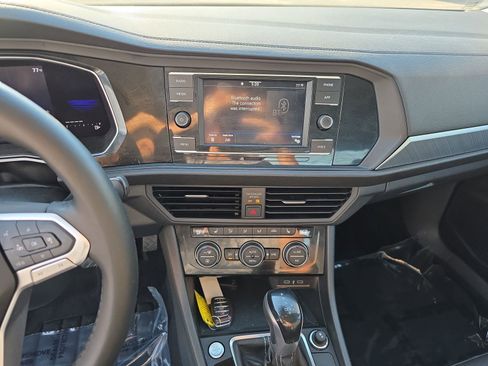 Used 2022 Volkswagen Jetta SE w/ Panoramic Sunroof Package image 22