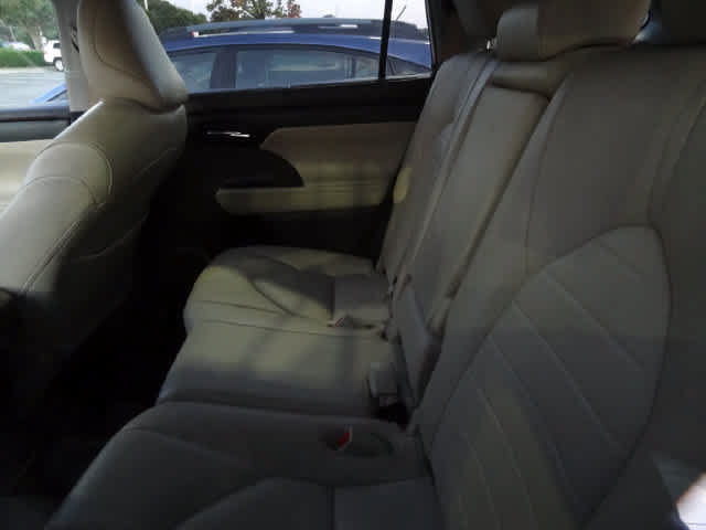 Used 2021 Toyota Highlander XLE AWD/4WD image 9