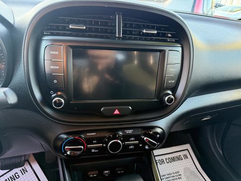 Used 2022 Kia Soul LX w/ Technology Package image 12