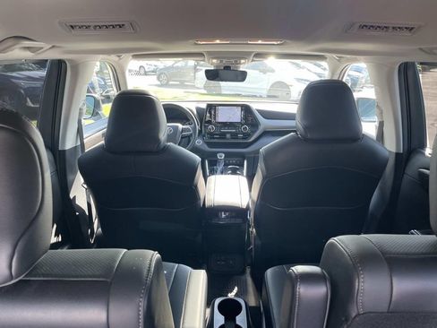 Used 2021 Toyota Highlander Limited FWD image 6