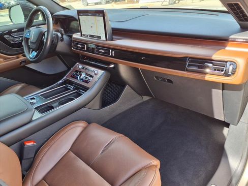 Used 2023 Lincoln Aviator Reserve w/ Equipment Group 201A image 8