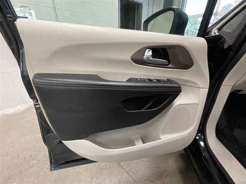 Used 2017 Chrysler Pacifica LX FWD image 10