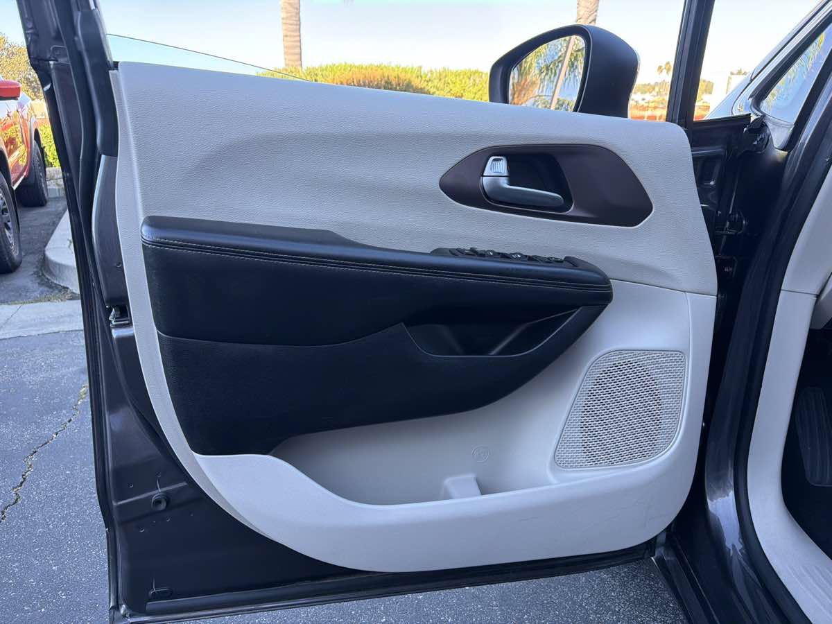 Used 2022 Chrysler Voyager LX FWD image 26