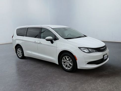 Used 2023 Chrysler Voyager LX image 7