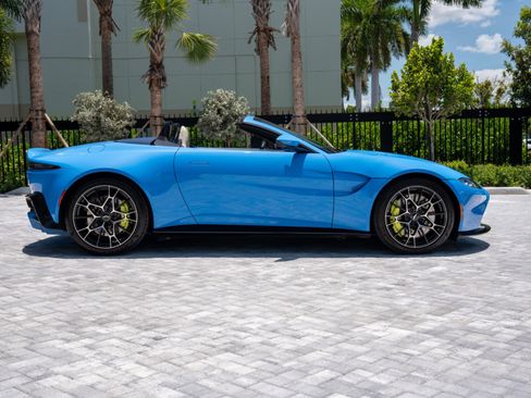 Used 2021 Aston Martin V8 Vantage Roadster RWD image 2