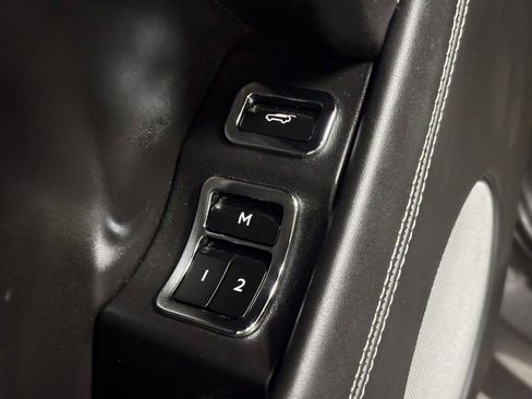 Used 2018 Bentley Bentayga AWD/4WD image 15