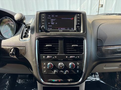 Used 2018 Dodge Grand Caravan SE w/ UConnect Hands-Free Group FWD image 25