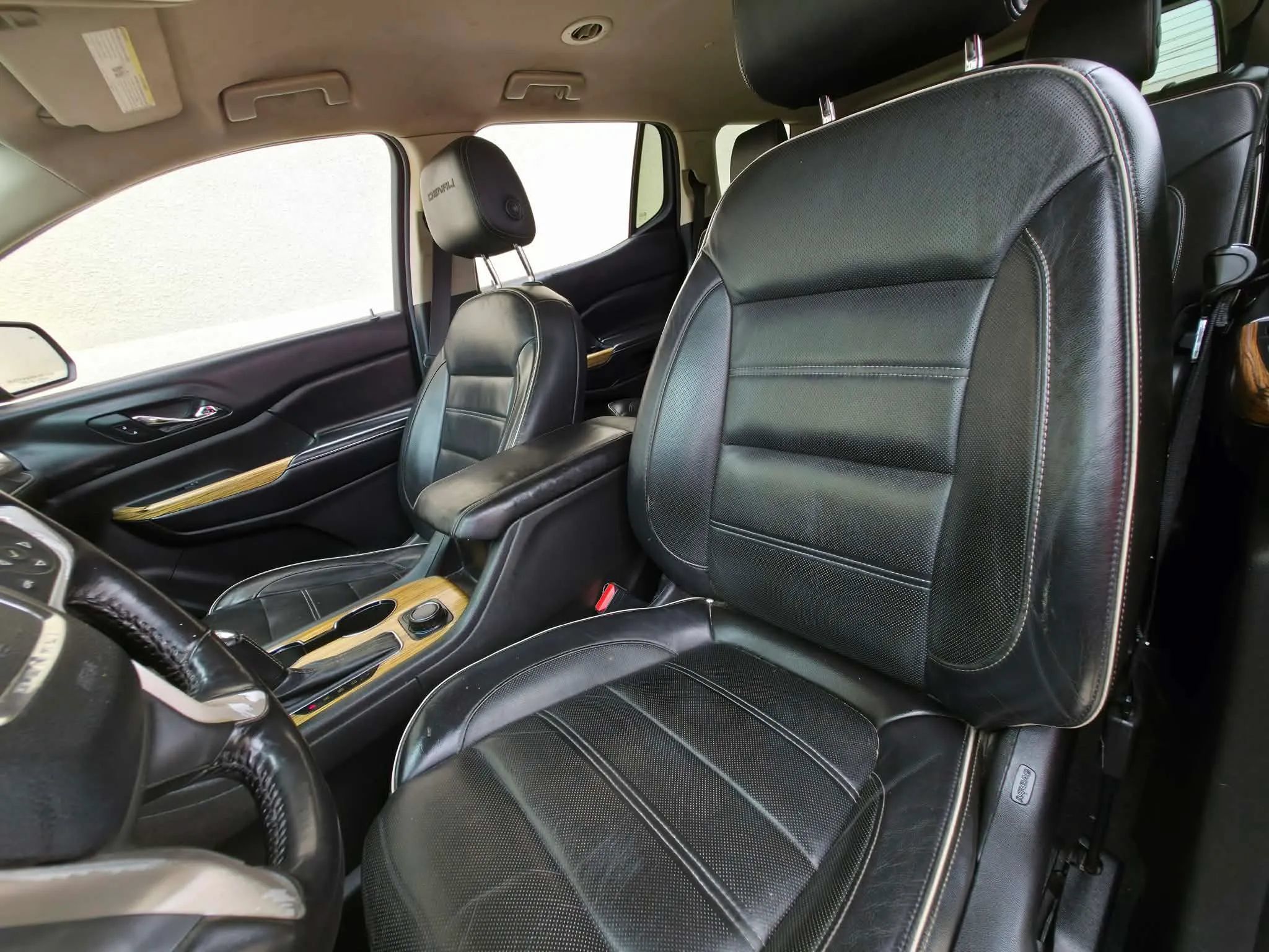 Used 2018 GMC Acadia Denali w/ Technology Package FWD image 10