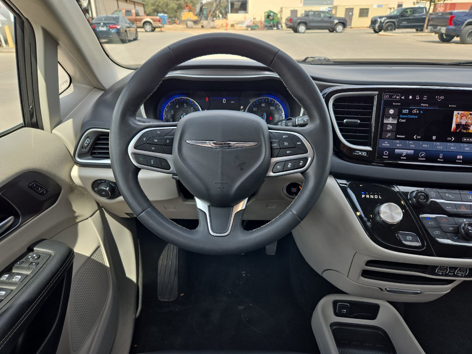 Used 2023 Chrysler Pacifica Touring-L FWD image 13