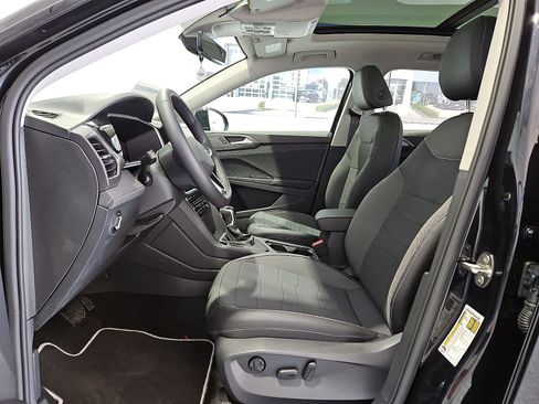 New 2026 Volkswagen Taos SE FWD image 17