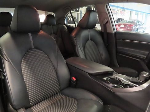 Used 2020 Toyota Camry SE image 6