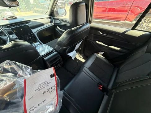 Used 2023 Jeep Grand Cherokee Altitude AWD/4WD image 8