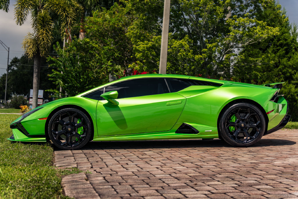 Used 2024 Lamborghini Huracan Tecnica RWD image 2