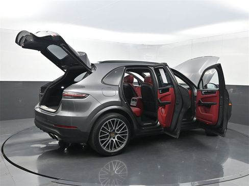Used 2022 Porsche Cayenne S image 40