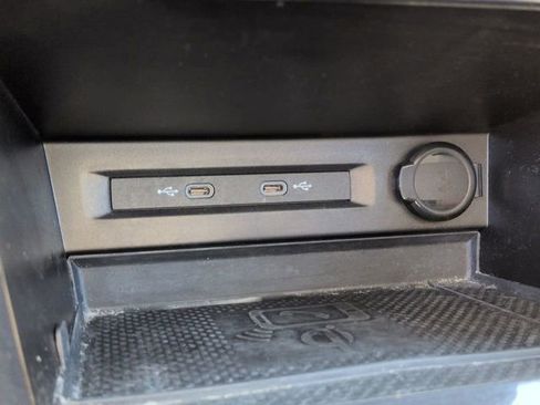 Used 2023 Volkswagen Tiguan SE w/ Panoramic Sunroof Package image 24