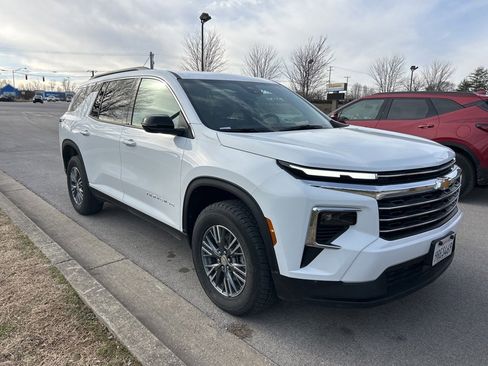 Used 2025 Chevrolet Traverse LT image 2