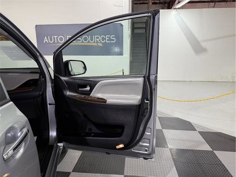 Used 2017 Toyota Sienna Limited Premium image 30