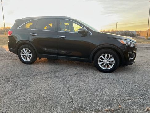 Used 2017 Kia Sorento LX w/ LX Convenience Package image 4