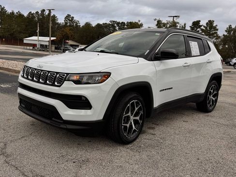 Used 2024 Jeep Compass Limited AWD/4WD image 3