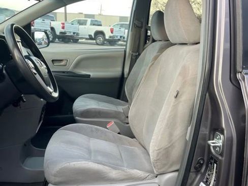 Used 2015 Toyota Sienna L image 34