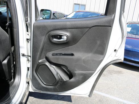 Used 2018 Jeep Renegade Latitude w/ UConnect 8.4 Nav Group image 37