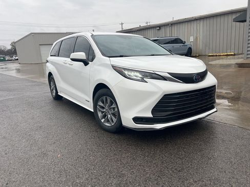 Used 2021 Toyota Sienna LE image 3