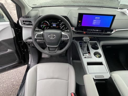 Certified 2026 Toyota Sienna XLE FWD image 14