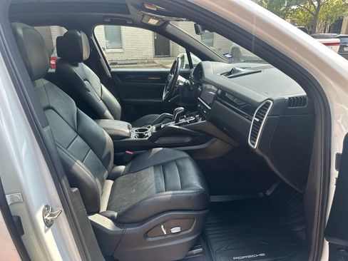 Used 2020 Porsche Cayenne AWD/4WD image 16
